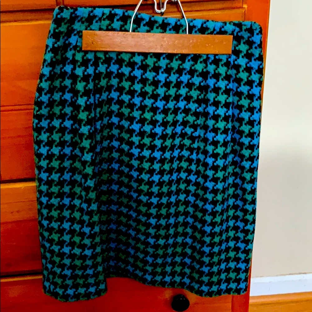 Houndstooth skirt just above knee